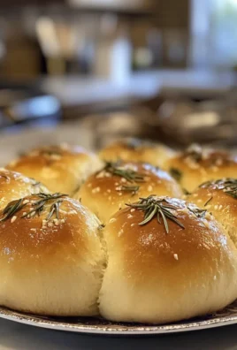 Irresistible Fluffy Rosemary Garlic Dinner Rolls for Friendsgiving